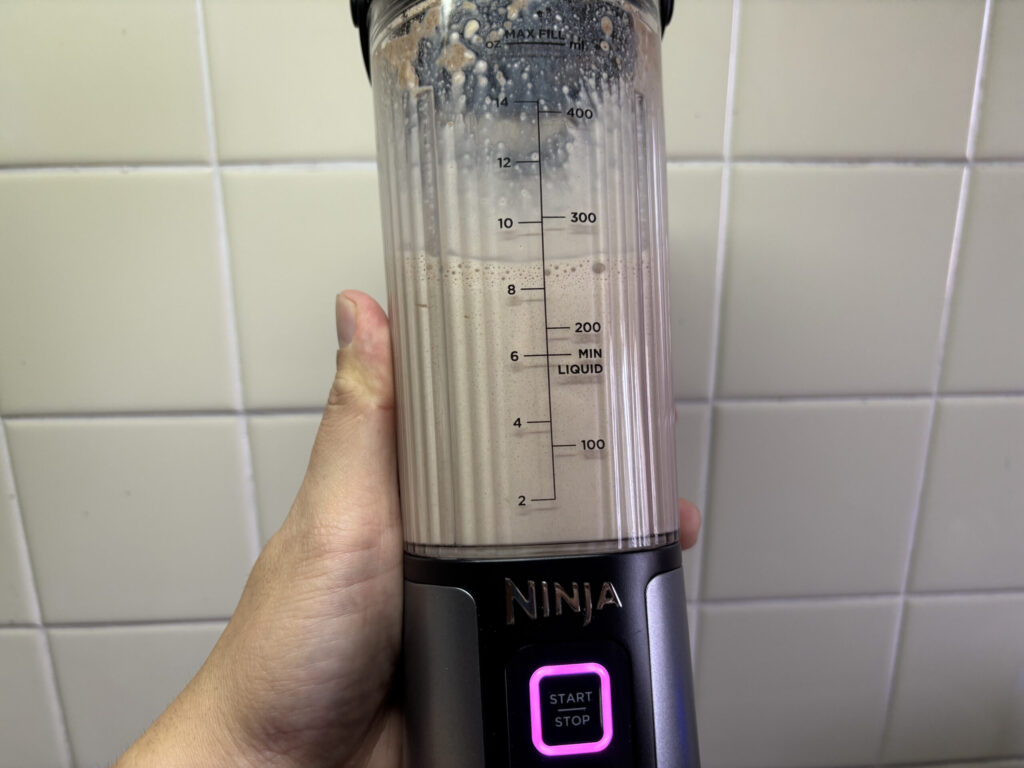 Ninja Blastのミキサーに入ったプロテインスムージー